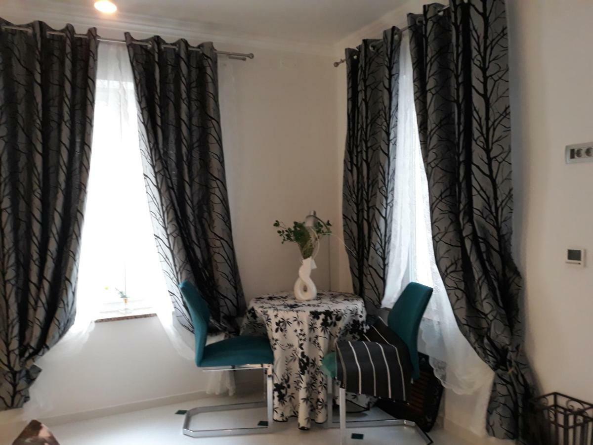 Apartments Paris Umag Bagian luar foto